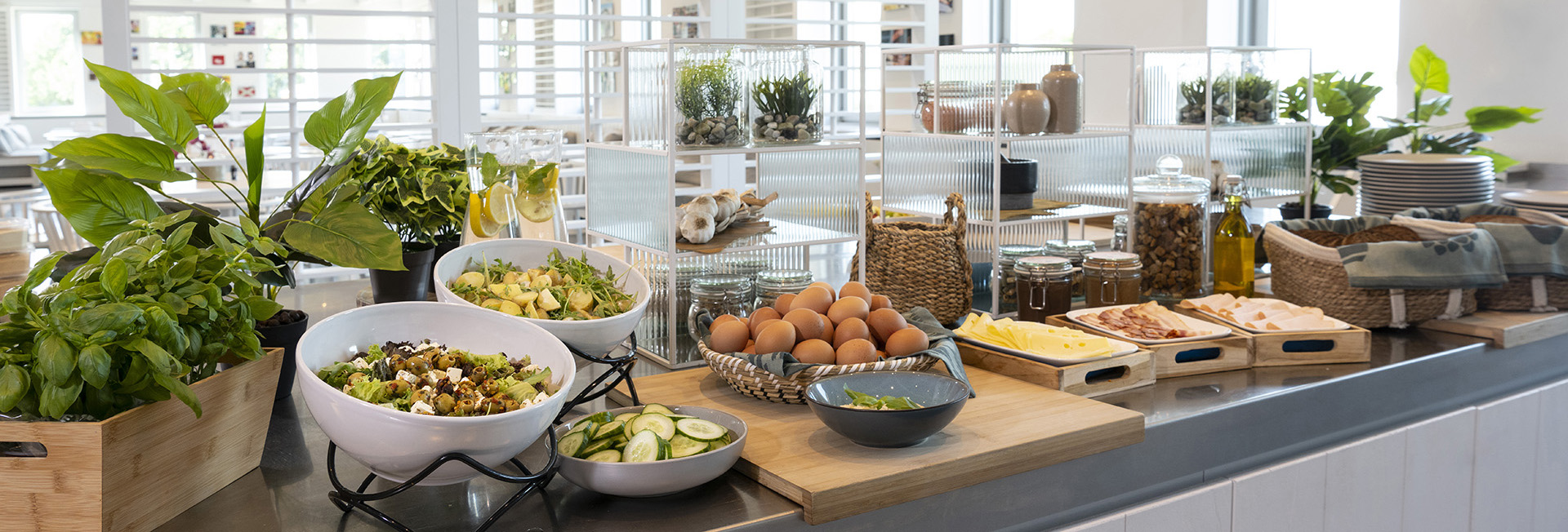 Vers lunchbuffet met salades, brood en beleg in een bedrijfskeuken